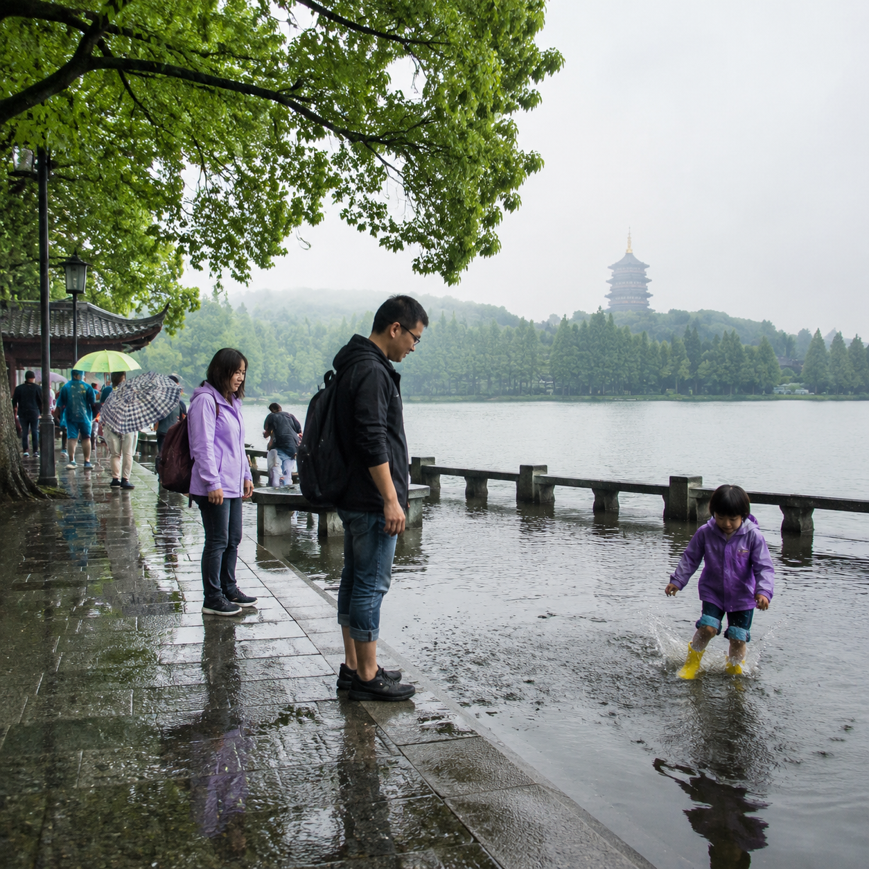 我们带着孩子在杭州遇上五月细雨，才知道西湖不用一路赶 | Traveling Hangzhou with a Child in May Rain Taught Us West Lake Never Needed Rushing