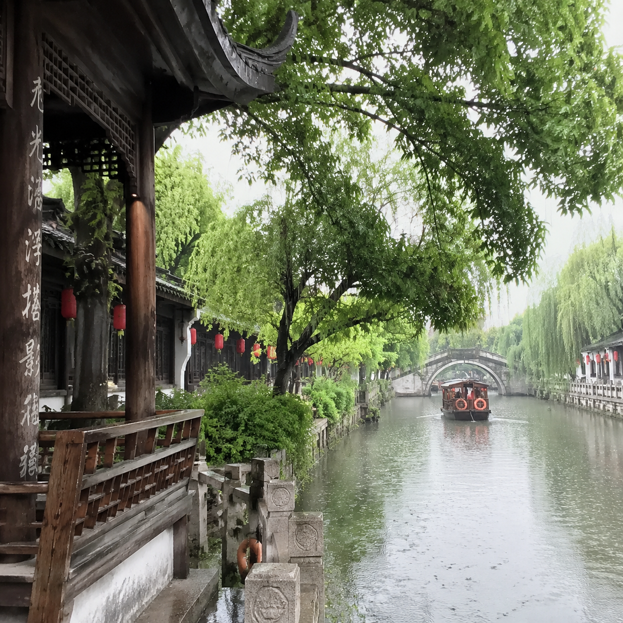 我在扬州瘦西湖边躲五月小雨，才知道一个人旅行也可以很热闹 | Hiding from a May Shower by Slender West Lake, I Learned Solo Travel Can Still Feel Full of Company