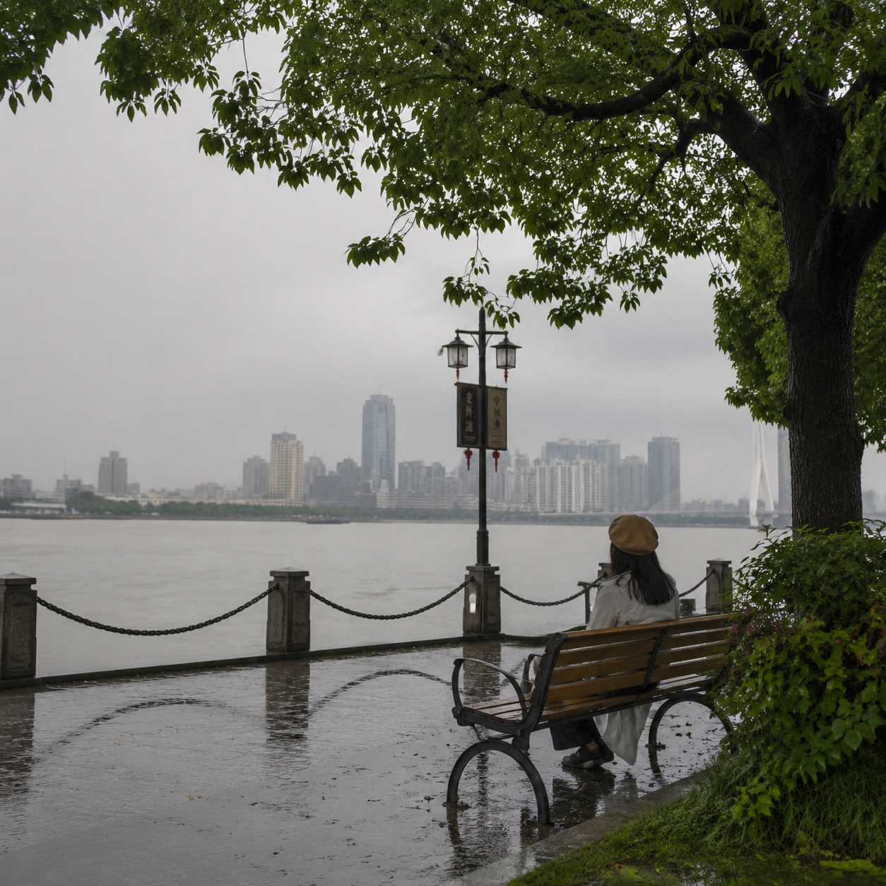 五月在宁波老外滩遇到雨,我一个人看着江面发亮,忽然觉得赶路也值得被原谅 | Rain at Ningbo's Old Bund in May Made Me Feel Even a Hurried Life Deserved Forgiveness