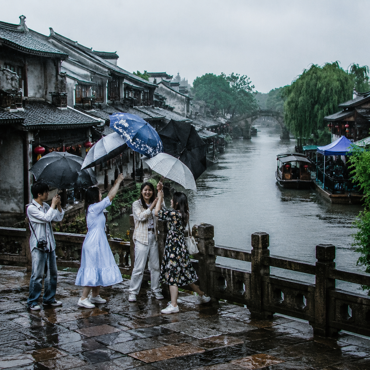 我们在常熟尚湖的五月雨里轮流拿伞拍照,最后笑到谁都不在乎照片拍没拍好 | Passing One Umbrella Around in Changshu's May Rain, We Laughed Until None of Us Cared About the Photos Anymore
