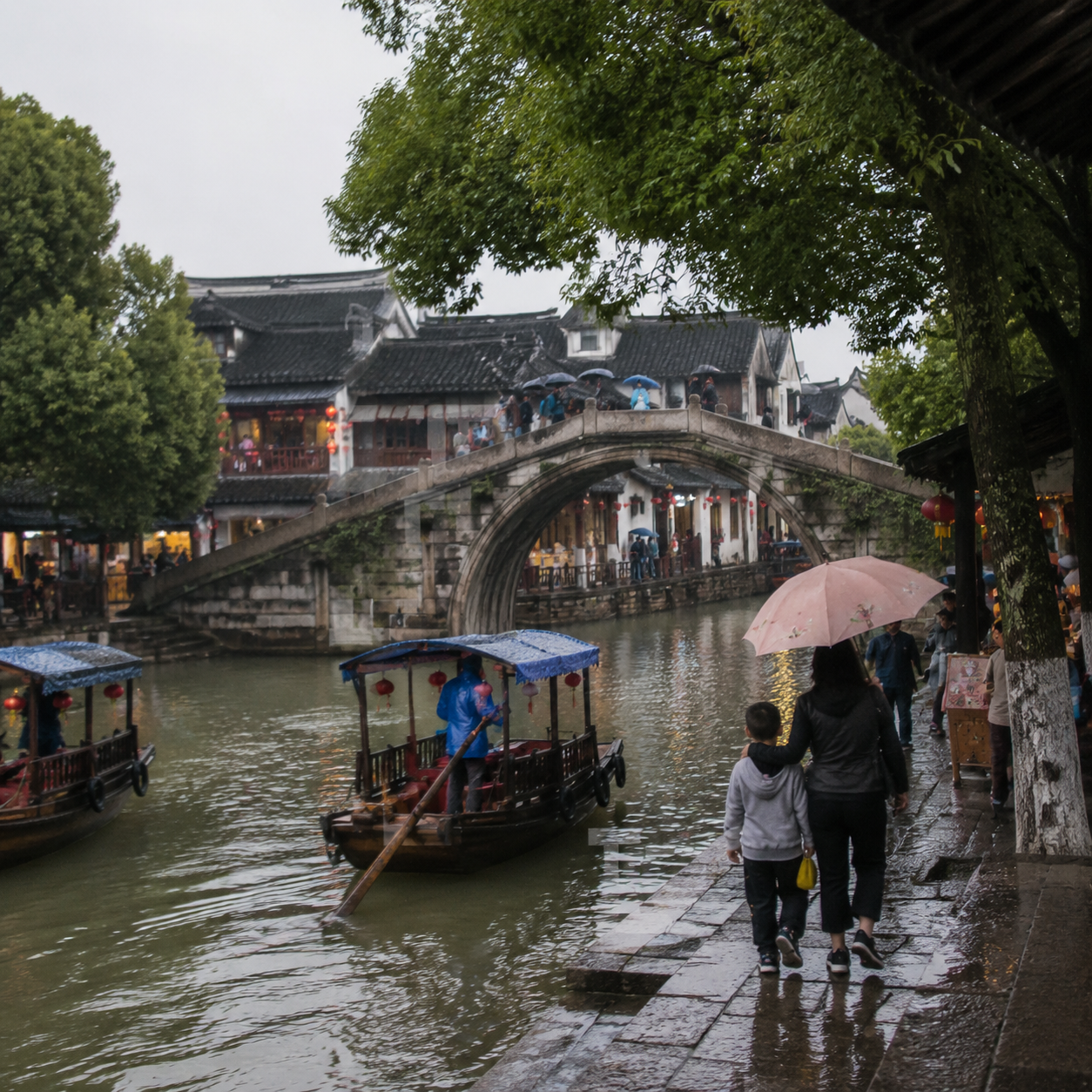 我们一家在上海去朱家角的五月雨天里学会,短途旅行也能像长假一样松弛 | A Rainy Day Trip from Shanghai to Zhujiajiao Taught Our Family That Even a Short Outing Can Feel Spacious