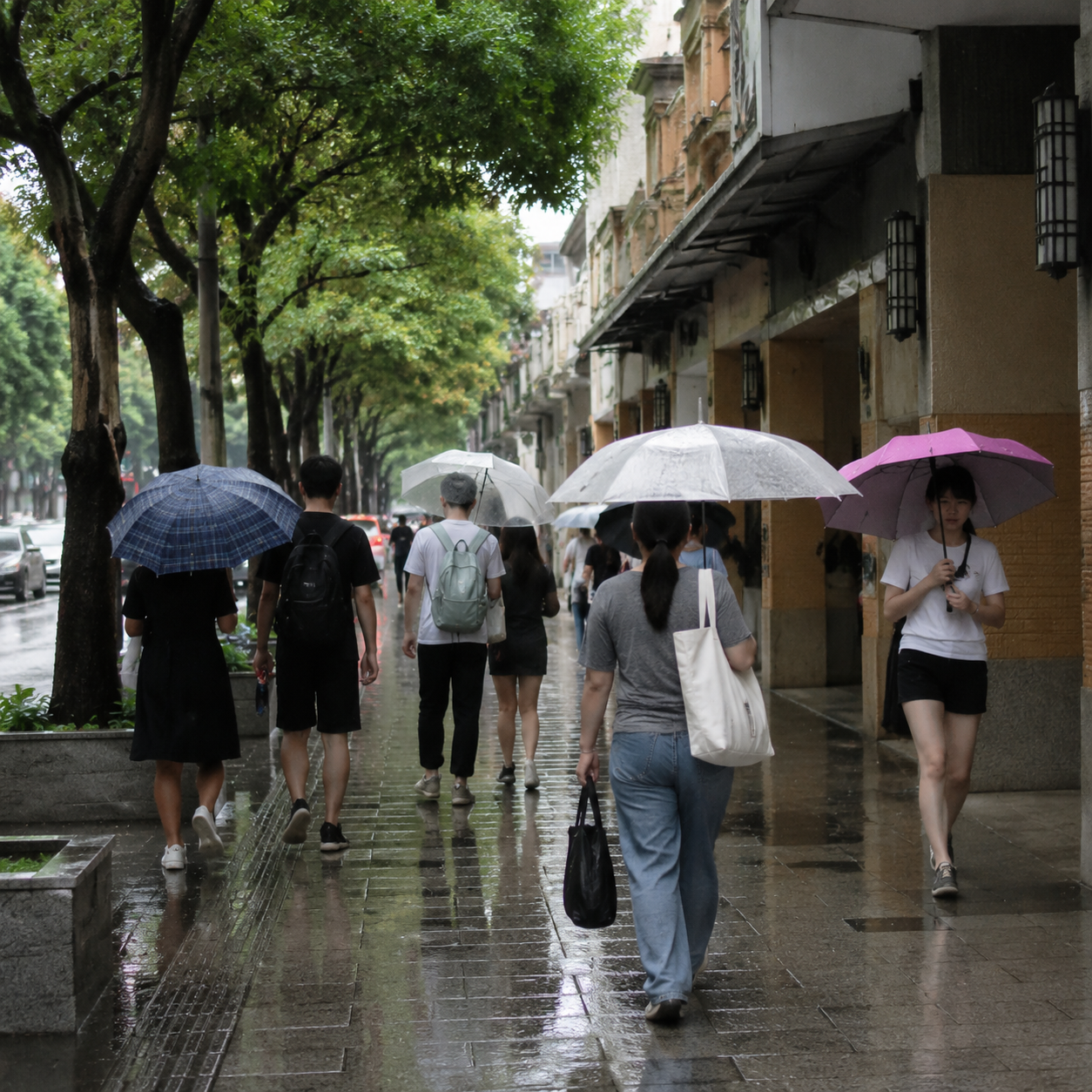 广州一下雨，真正该重排的不是心情，而是那条原本顺手的晴天路线 | Once Rain Hits Guangzhou, What Needs Rearranging Is Not Your Mood but the Sunny-Day Route You Trusted