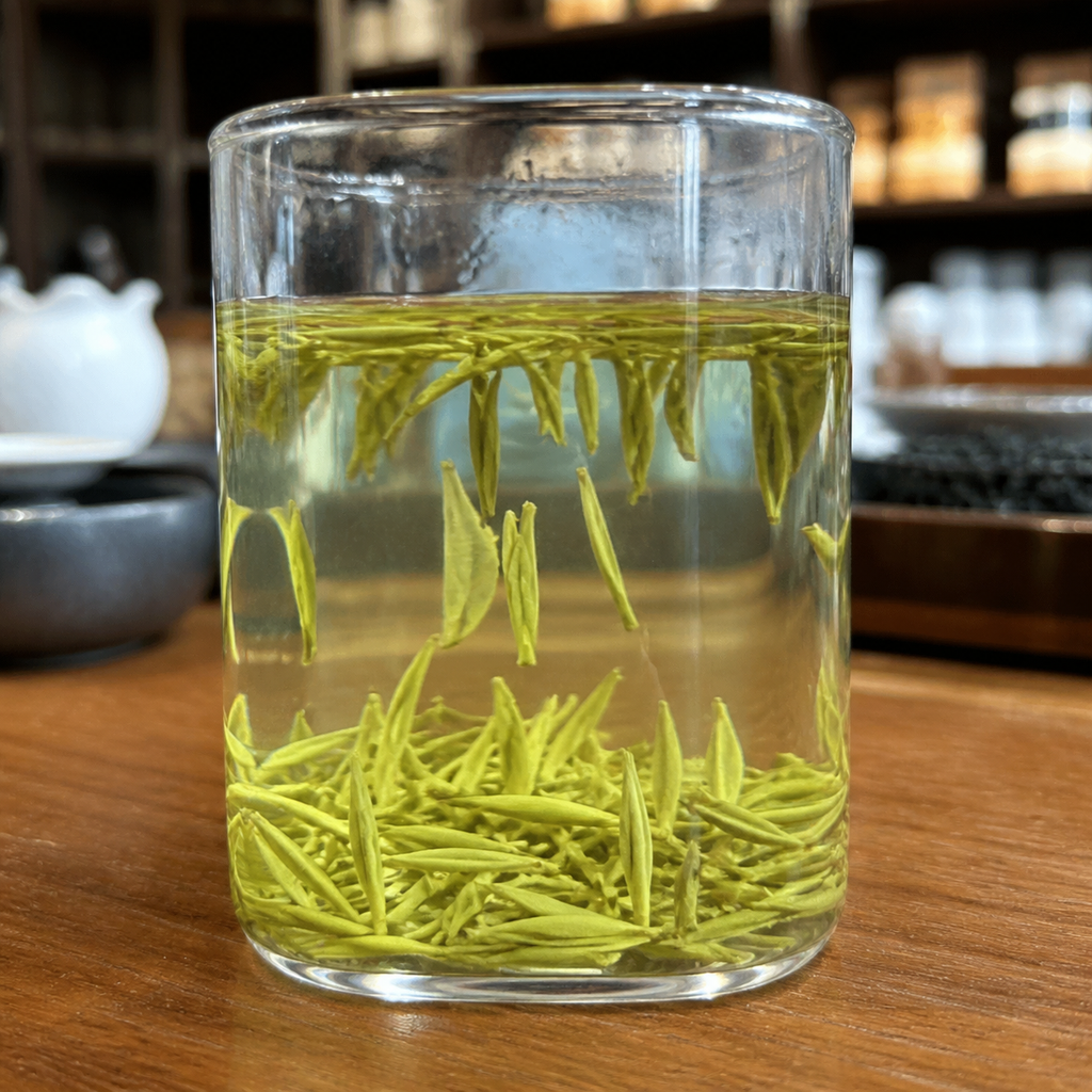 透明杯中茶叶在冷水里舒展下沉