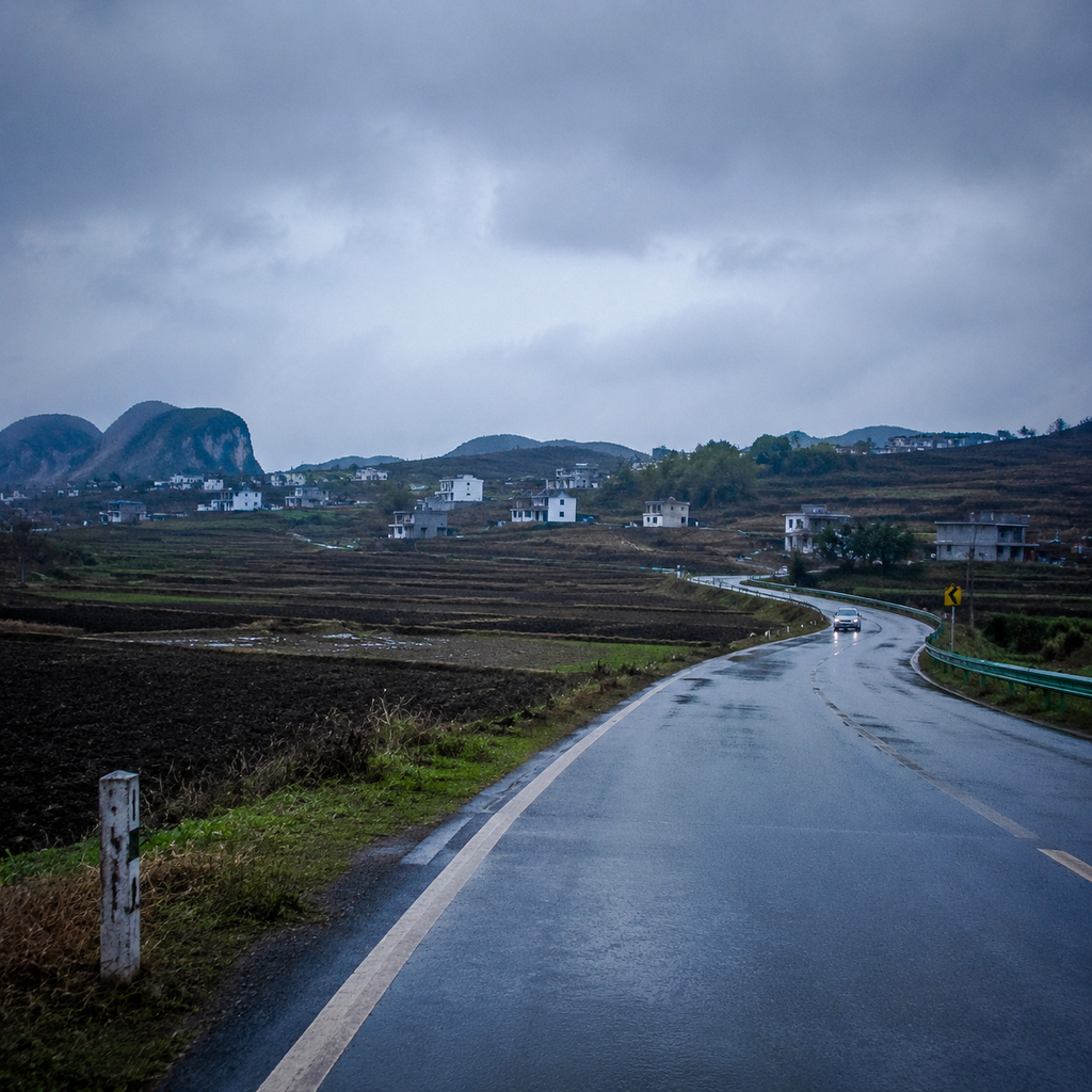 云层压低的田野与远处层叠山坡