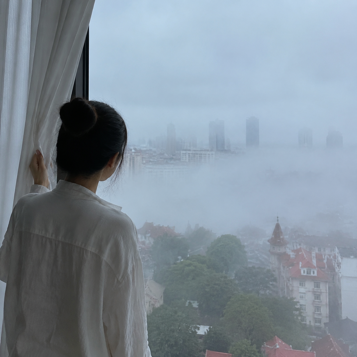 青岛海边的雾气，让我把拍照计划改成了散步计划 | Sea Fog in Qingdao Turned My Photo Plan into a Walking Plan