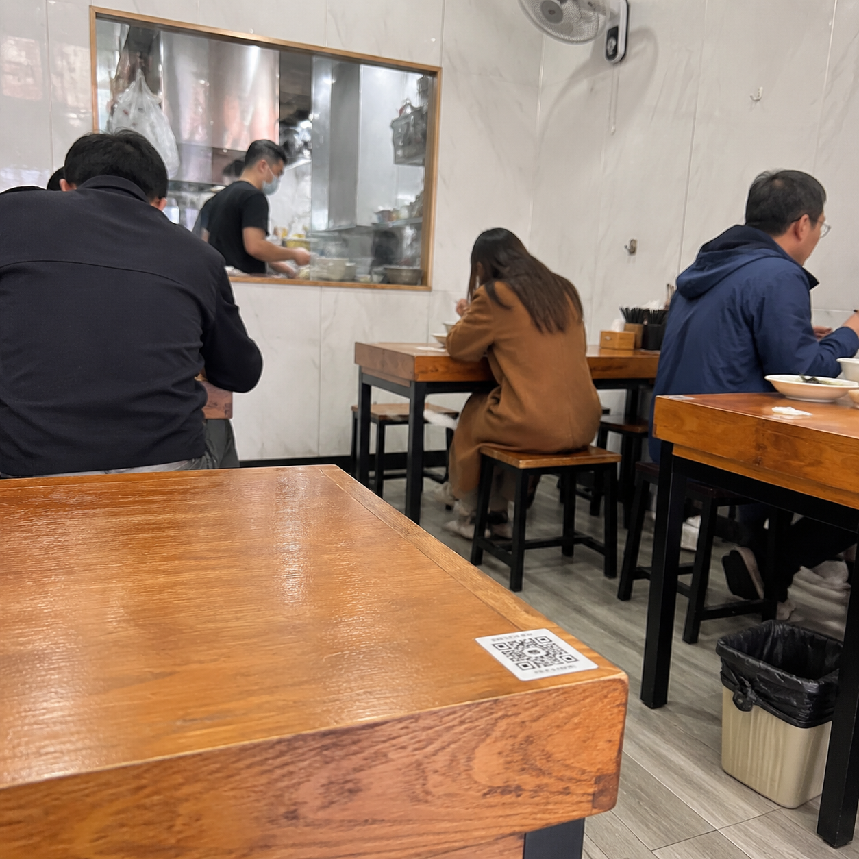 一张桌角二维码，让我先核对店名再付款 | A Table-Corner QR Code Taught Me to Check the Shop Name Before Paying