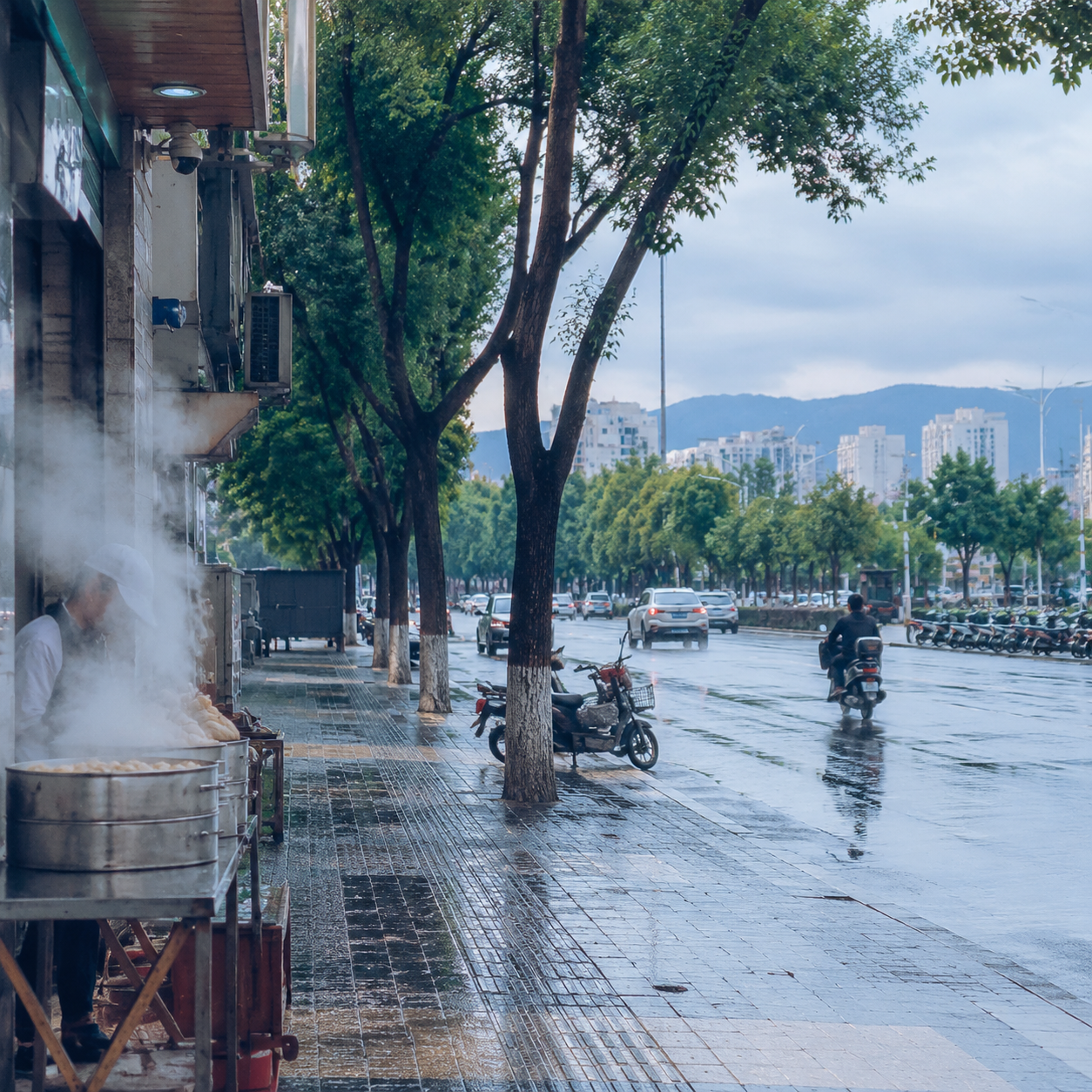 呼和浩特被雨洗亮以后，连烧麦店门口的白雾都值得慢慢看 | After Rain Brightened Hohhot, Even the Steam Outside a Shaomai Shop Was Worth Slowing For