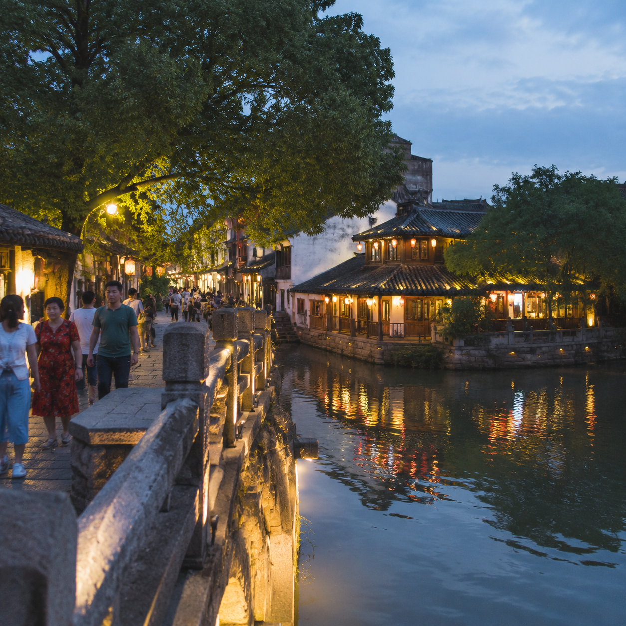 宁波老街傍晚亮灯的时候，桥边的人情味比河面更深 | At Dusk on Ningbo&rsquo;s Old Street, the Human Warmth Ran Deeper Than the Canal