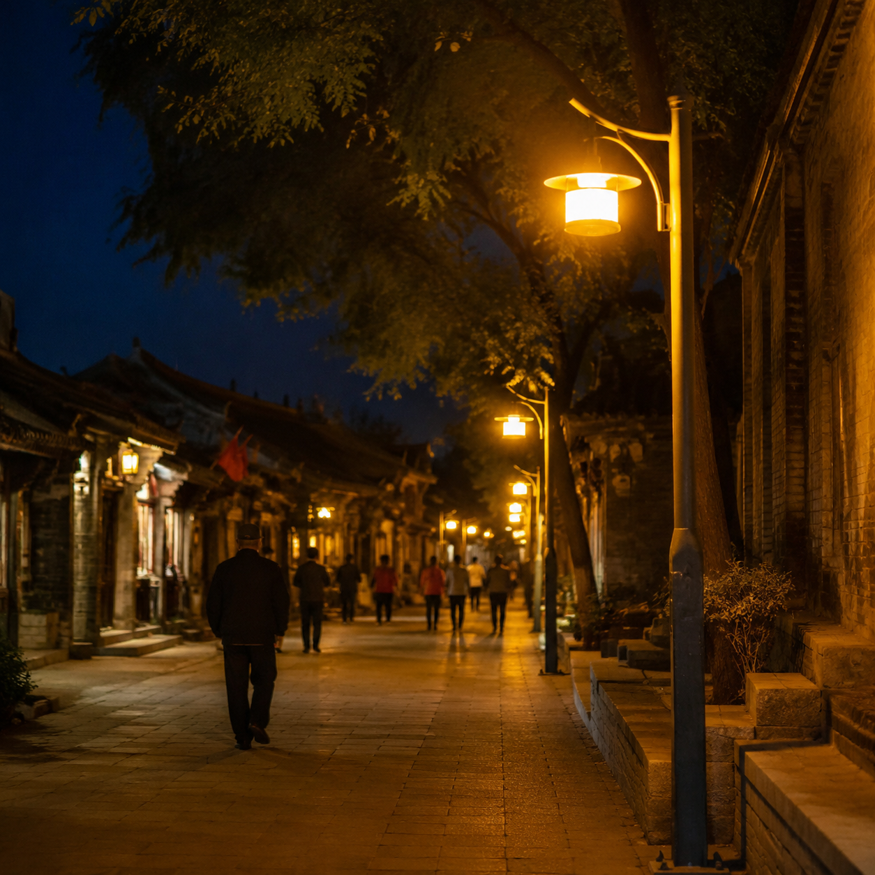 太原老街的灯不抢眼，却把回家、吃面和晚风都照得刚刚好 | Taiyuan&rsquo;s Old-Street Lights Are Modest, Yet They Hold Homecoming, Noodles, and Night Wind Just Right