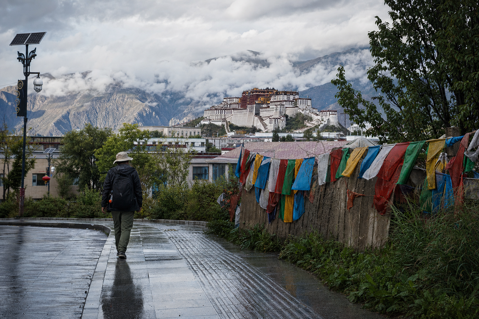 拉萨的雨停以后，连水洼边的小停顿都像一种进入方式 | After Rain in Lhasa, Even a Pause Beside a Puddle Felt Like a Way of Entering the City