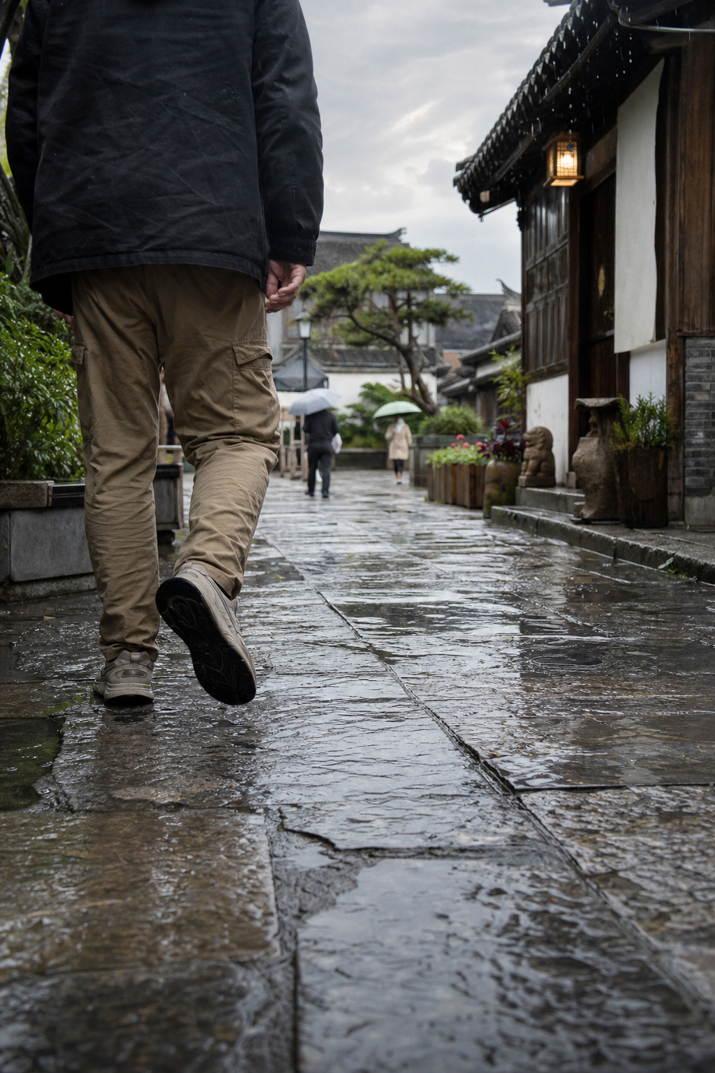 扬州雨后最动人的，不是园子名气，而是鞋底碰到湿石板的那一下 | In Rainy Yangzhou, the Most Moving Thing Is Not a Famous Garden but the Sound of Shoes on Wet Stone