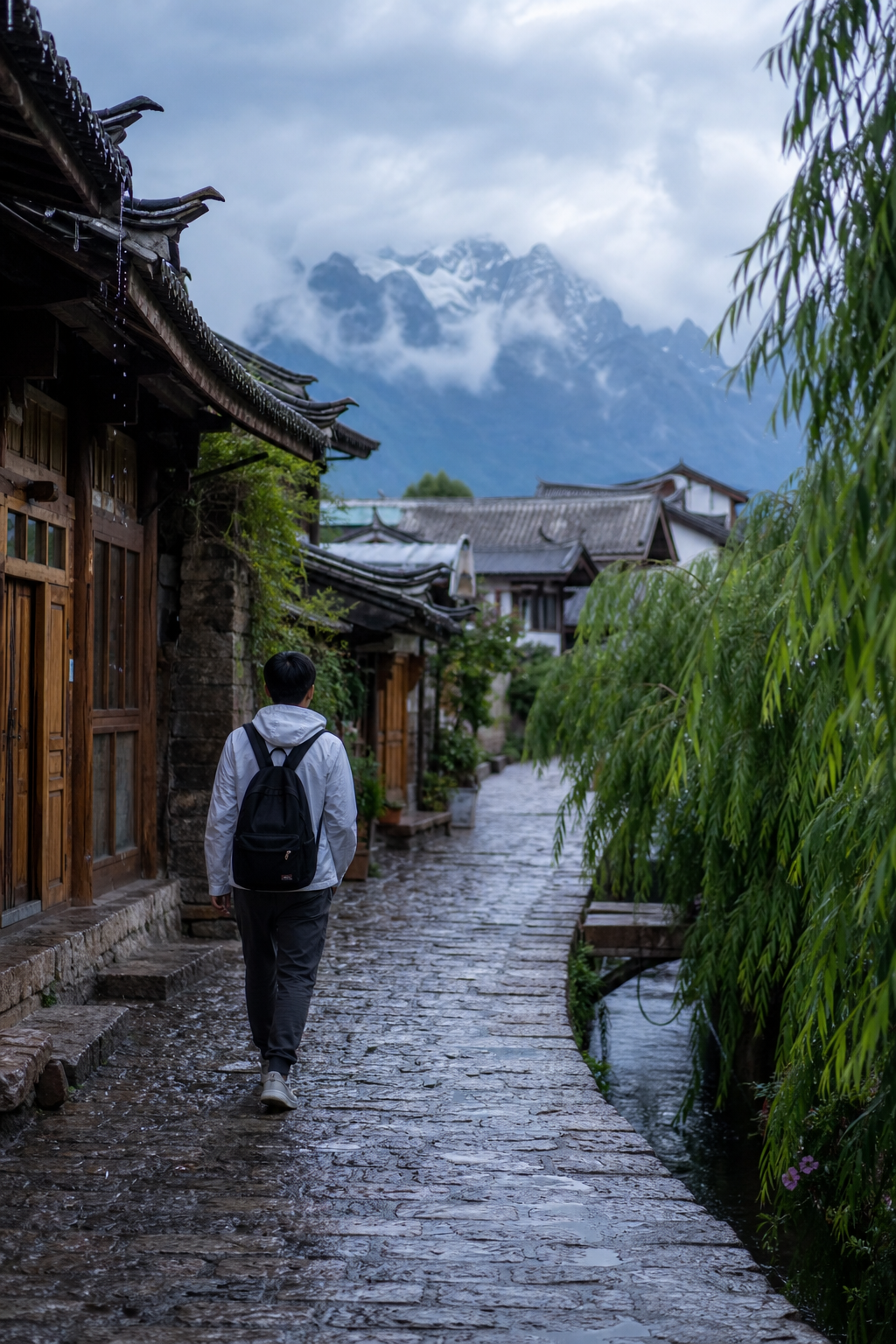 丽江的雨停在屋檐上以后，我开始跟着水渠和石板路慢慢走 | After Rain Stopped Along Lijiang&rsquo;s Eaves, I Began Following the Canals and Stone Lanes Slowly