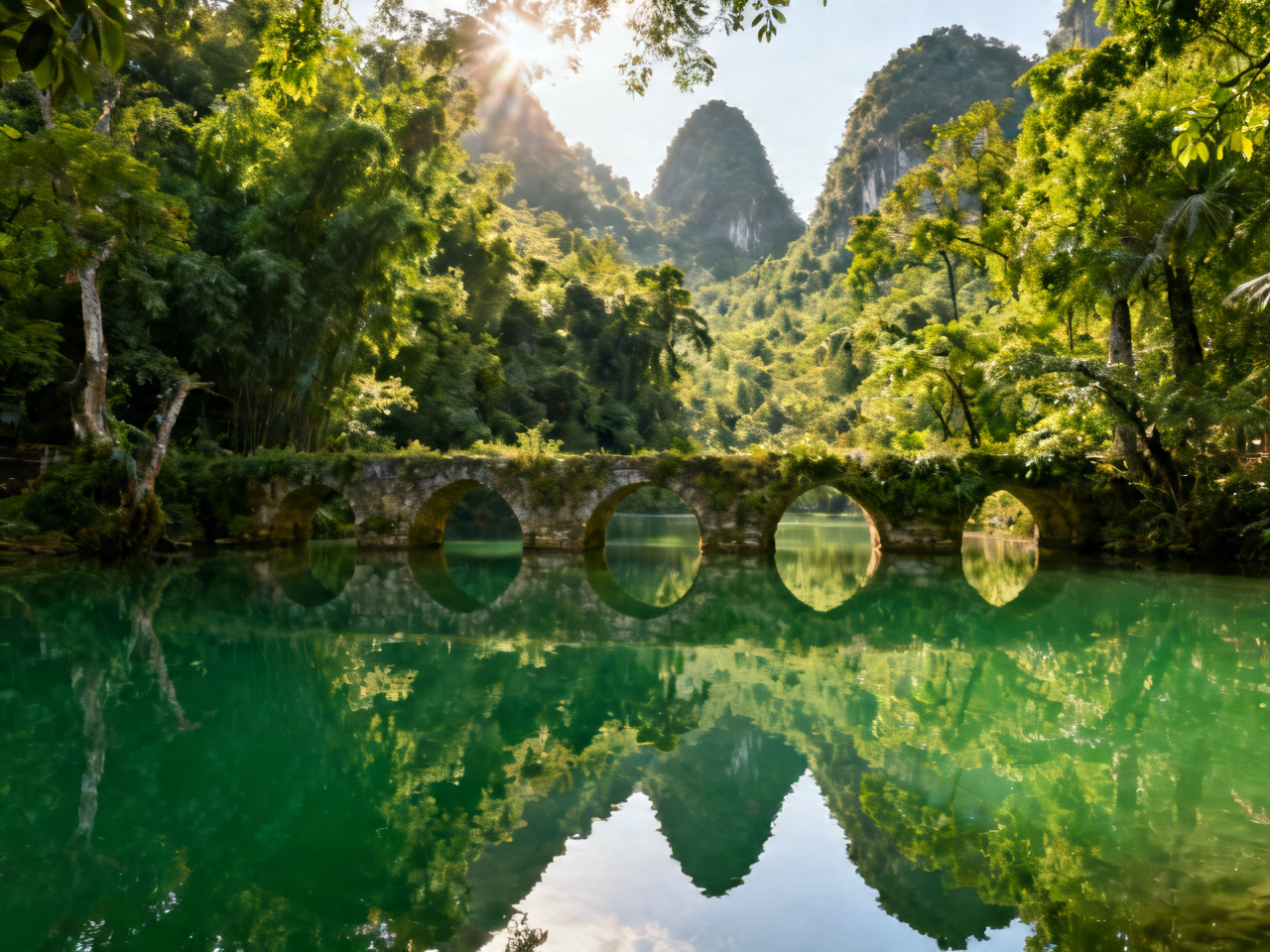 荔波小七孔翠绿湖水 Emerald waters at Libo Xiaoqikong Bridge