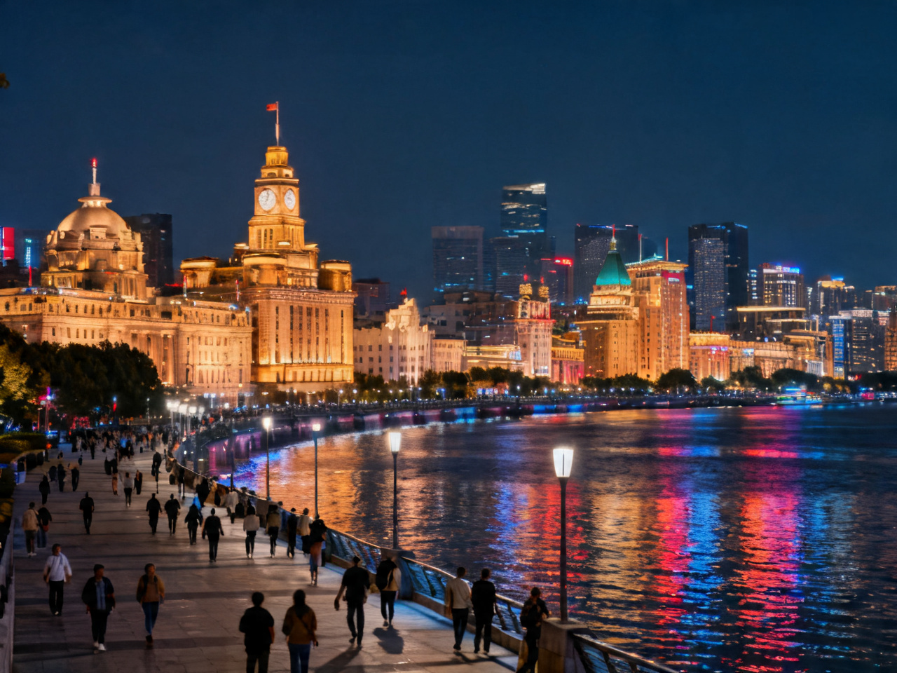 上海外滩夜景，游客安全漫步 Shanghai Bund at night, tourists walking safely