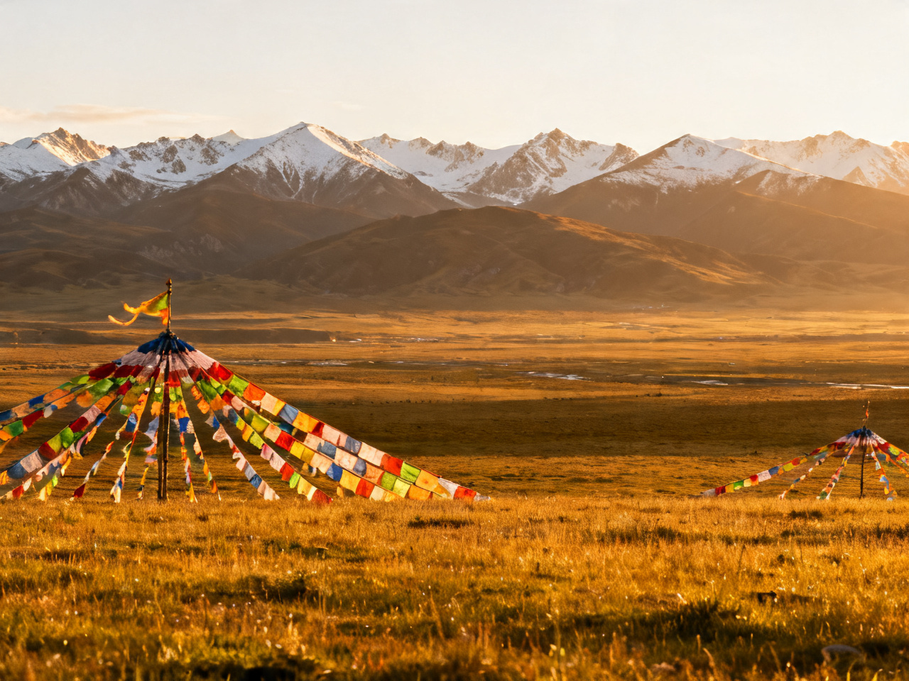 拉卜楞寺晨光中的转经长廊 The morning prayer wheel corridor at Labrang Monastery