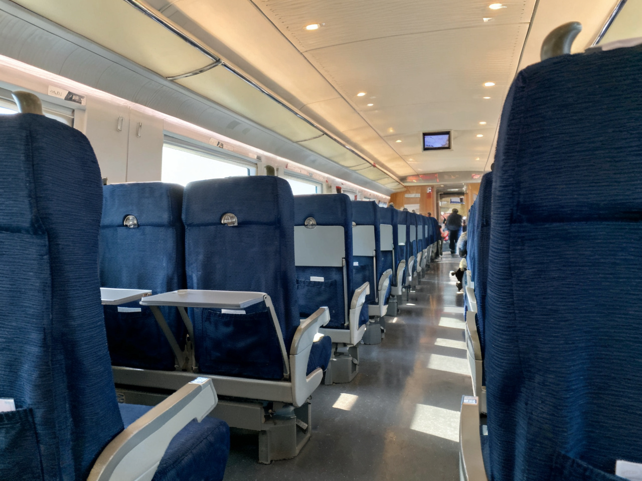 高铁车厢内部，整洁的座位排列 Inside a Chinese high-speed rail car with clean seat rows