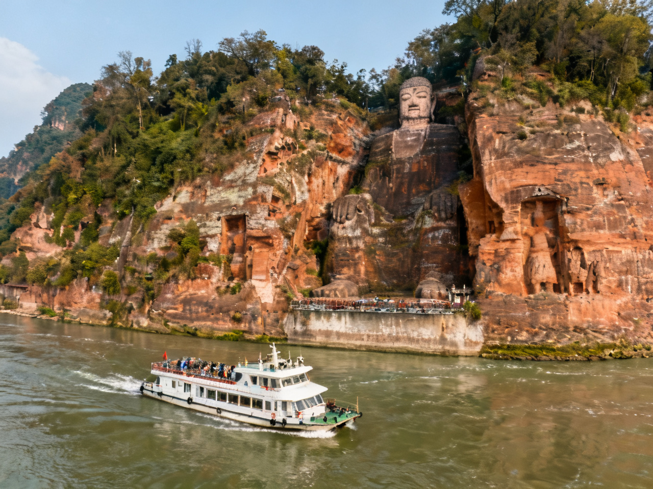 乐山大佛全景，从江面游船拍摄 Leshan Giant Buddha panoramic view from river boat
