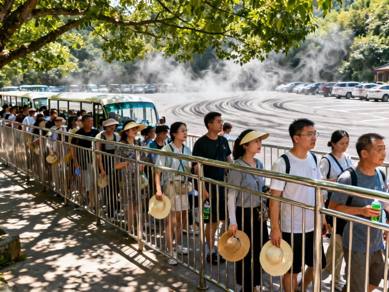 我在中国景区接驳车排队时，第一次学会先看阴凉处而不是先冲最前面 | At a Chinese Scenic Shuttle Queue, I First Learned to Look for Shade Instead of Charging to the Front