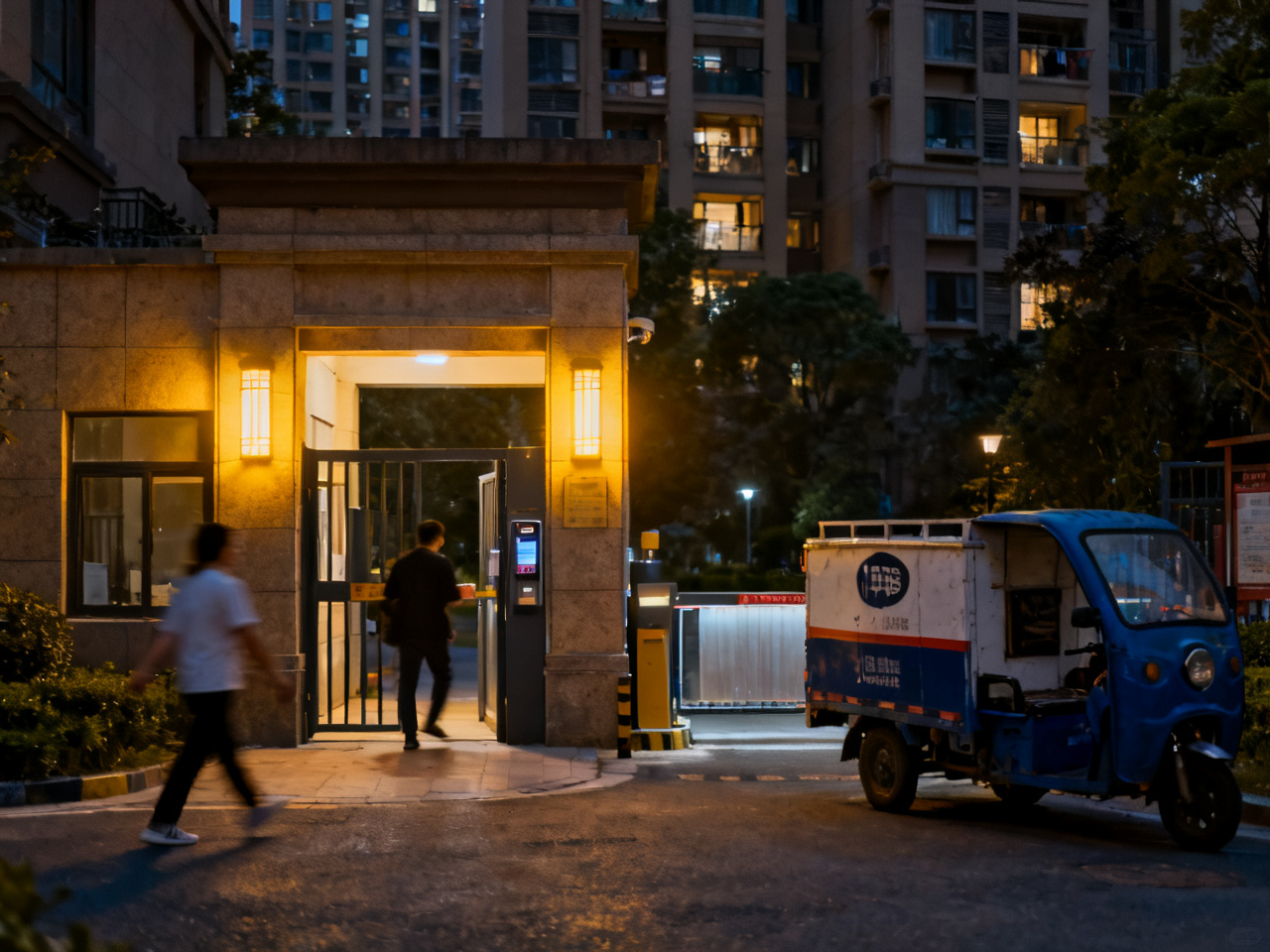 第一次在中国小区门口等人，我学会站在门侧别贴着门禁 | The First Time I Waited Outside a Chinese Compound Gate, I Learned to Stand to the Side Instead of Pressing Up Against the Access Door
