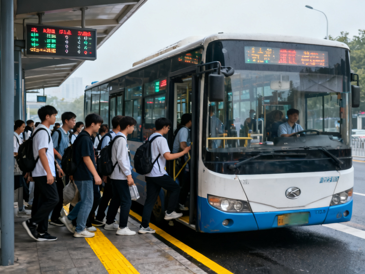 一个普通工作日的公交站,让我学会了中国排队不是只看队形 | On an Ordinary Weekday Bus Stop, I Learned That Queueing in China Is Not Just About the Shape of the Line